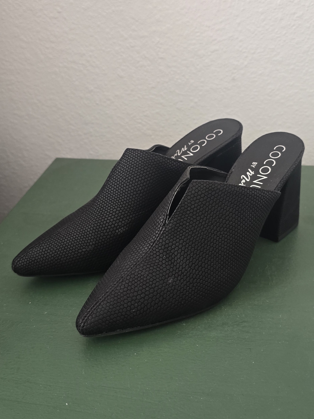 Coconuts by Matisse Black Textured Pointed Mule with Block Heel - Picture 4 of 5